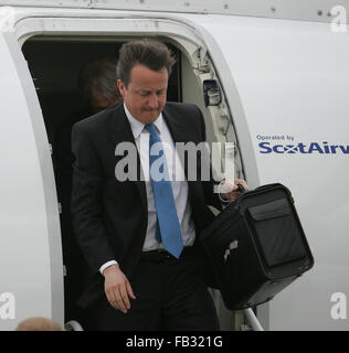 David Cameron arrive à Belfast, dans le but de passer un accord avec le Parti unioniste de l'Ulster. David Cameron lors d'une visite à l'Ulster Banque D'Images