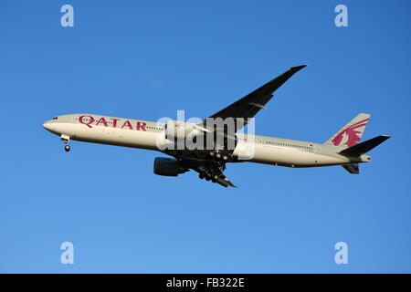 Qatar Airways Boeing 777-3DZER A7-lit à l'atterrissage à l'aéroport de Heathrow, Londres, UK Banque D'Images
