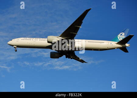 Air New Zealand Boeing 777-319(ER) ZK-OKM l'atterrissage à l'aéroport de Heathrow, Londres, UK Banque D'Images