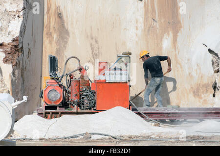 Carrière de marbre industriel, avec blocs de coupe et les travailleurs et les machines au travail. Banque D'Images