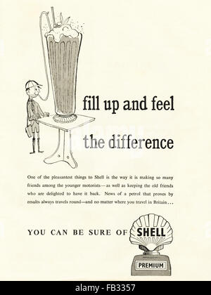 Annonce pleine page original vintage de 1950. Annonce de 1953 d'essence Shell de la publicité. Banque D'Images