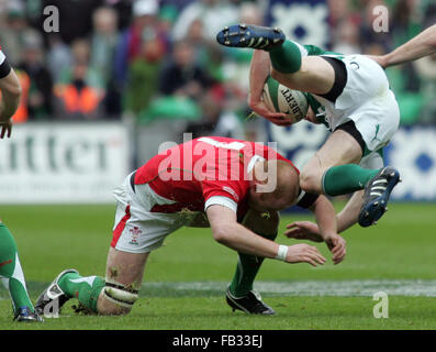 L'Irlande Keith Earls est abordé dans l'air par le pays de Galles Martyn Williams dans les Six Nations rugby union international match à Croke Park, Dublin, Irlande, Samedi, Mars. 13, 2010. Banque D'Images