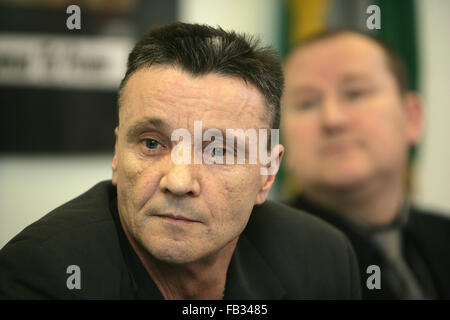 Ancien AIDN (Armée de libération nationale irlandaise) prisonnier Willie Gallagher anounces que l'AIDN a disposé de ses armes au cours de Banque D'Images