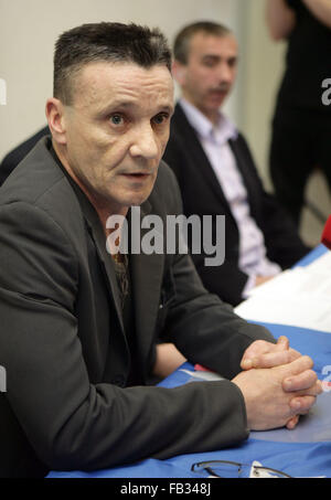 Ancien AIDN (Armée de libération nationale irlandaise) prisonnier Willie Gallagher anounces que l'AIDN a disposé de ses armes au cours de Banque D'Images