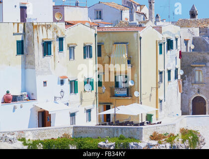 Clifftop ville de Vieste, promontoire du Gargano, province de Foggia, Pouilles, Italie, Europe. Banque D'Images