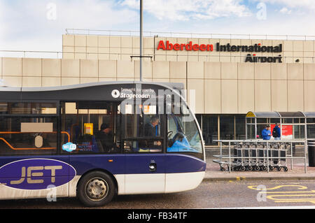 Le bus de l'aéroport à l'aéroport d'Aberdeen - Ecosse, Royaume-Uni. Banque D'Images