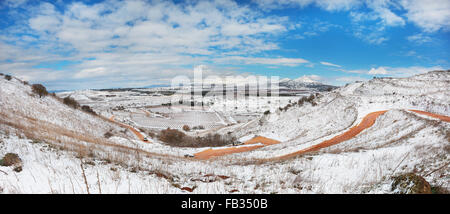 La route et la neige dans les hauteurs du Golan en Israël Banque D'Images