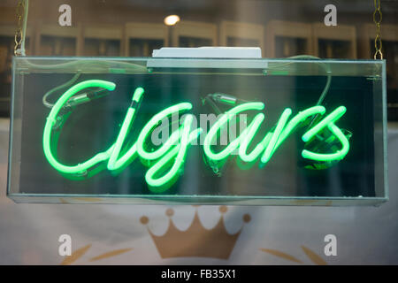 Une enseigne au néon vert pour un cigare ou magasin de tabac Banque D'Images