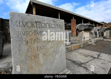 Objets stockés dans la Francesi del Foro, Forum Grenier, Pompéi, la ville romaine enfouie dans la lave près de Naples, ville UNESCO World Banque D'Images