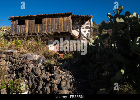 Maison ancienne de fermé en balcon en bois typique de la 18e siècle de style d'architecture rurale à Aripe, Tenerife, Canary Island Banque D'Images