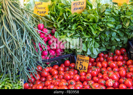 Salade fraîche dans un marché à Istanbul, Turquie Banque D'Images