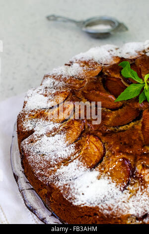 Gâteau aux prunes avec la gelée et recouverte de sucre en poudre Banque D'Images