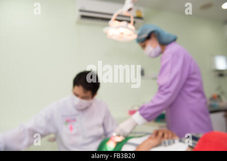 Résumé fond flou de médecine dentaire de l'unité de soins dentaires à l'intérieur chambre hôpital/clinique par le dentiste et assistants travaillant Banque D'Images