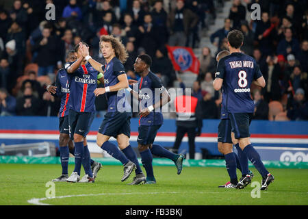 Paris, France. Le 08 Jan, 2016. Ligue 1 française de football. Paris St Germain contre Bastia. Thiago Emiliano da Silva (PSG) célèbre son but avec David Luiz Moreira Marinho (PSG), Serge Aurier (PSG), Lucas Rodrigues Moura da Silva (PSG), Thiago Motta Santonnier Olivares (PSG) : Action de Crédit Plus Sport/Alamy Live News Banque D'Images