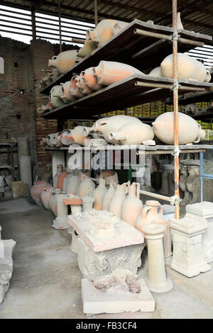 Objets stockés dans la Francesi del Foro, Forum Grenier, Pompéi, la ville romaine enfouie dans la lave près de Naples, ville UNESCO World Banque D'Images