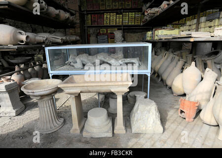 Objets stockés dans la Francesi del Foro, Forum Grenier, Pompéi, la ville romaine enfouie dans la lave près de Naples, ville UNESCO World Banque D'Images