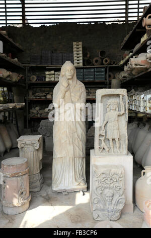 Objets stockés dans la Francesi del Foro, Forum Grenier, Pompéi, la ville romaine enfouie dans la lave près de Naples, ville UNESCO World Banque D'Images