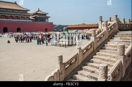 La Chine, Pékin, La Cité Interdite, en face de lion bronce Taihemen Gate de l'harmonie suprême Banque D'Images