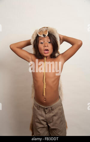 Un Native American boy démonstratif membre de la tribu Acjachemen modèles un costume chef coyote approprié pour les membres de la tribu. Communiqué de modèle Banque D'Images