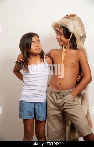 Un garçon et une fille, tous deux membres de la tribu Acjachemen, présentent un couple affectueux. Remarque la tête de coyote sur costume garçon, adapté à l'usure. tribal mâle Communiqué de modèle Banque D'Images