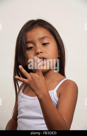 Un démonstratif Native American girl membre de la tribu Acjachemen numéros compte sur ses doigts. Communiqué de modèle Banque D'Images