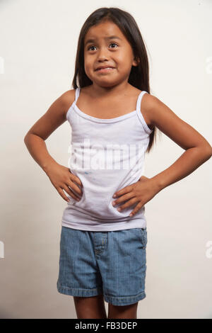 Avec les mains sur les hanches, un démonstratif Native American girl membre de la tribu Acjachemen montre l'entêtement. Communiqué de modèle Banque D'Images