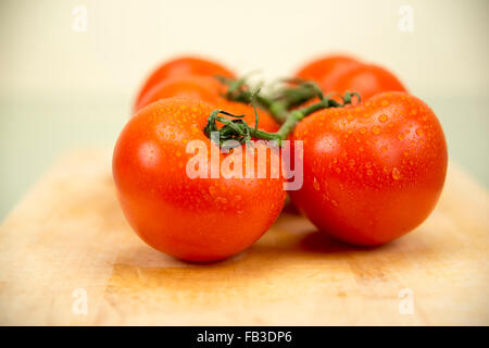 Les tomates sur la surface en bois Banque D'Images
