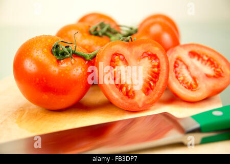 Les tomates sur la surface en bois Banque D'Images
