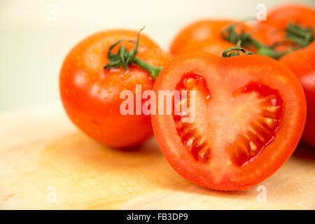Les tomates sur la surface en bois Banque D'Images