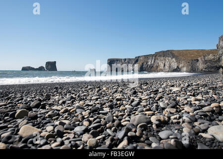 La célèbre plage de sable noir de côte et rock formations in Vik, Islande Banque D'Images
