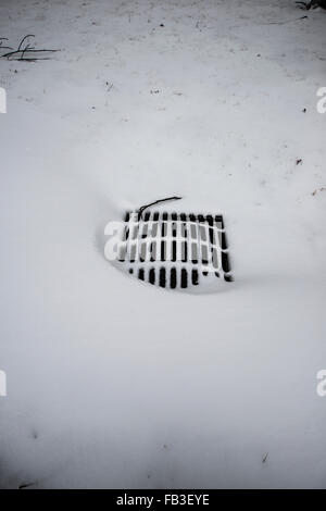 Tempête de neige Grille de vidange au milieu de l'hiver Banque D'Images