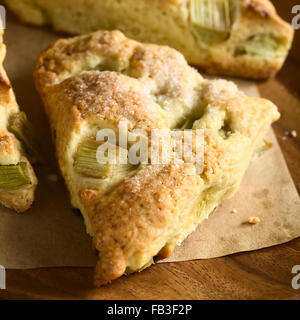 Des scones faits maison à la rhubarbe sur plaque de bois, photographié avec une lumière naturelle (Selective Focus) Banque D'Images