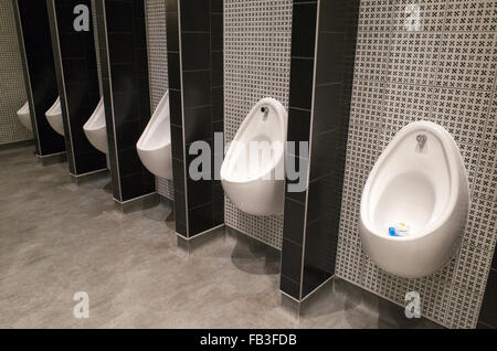 Les toilettes pour hommes à Wetherspoon's pub, England, UK Banque D'Images