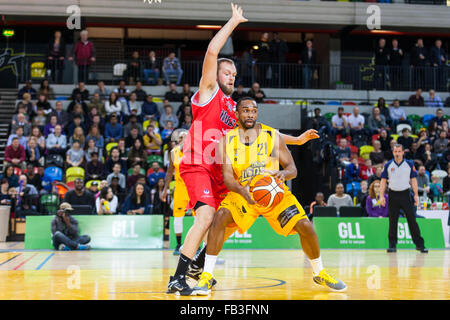 Londres, Royaume-Uni. 8 janvier 2016. Les Lions de Londres' Demond Watt (21) tente de briser la défense de Leicester avec Trevor Gruis (50), bloquant le cours du London Lions contre Leicester Riders BBL Trophy match à l'Arena de cuivre dans le parc olympique. Leicester Riders win 71-50 Crédit : Imageplotter News et Sports/Alamy Live News Banque D'Images