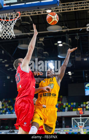 Londres, Royaume-Uni. 8 janvier 2016. Les Lions de Londres' Alex Owumi (12) et Leicester Riders' Trevor Gruis (50) combattre sous le panier au cours de la London Lions contre Leicester Riders BBL Trophy match à l'Arena de cuivre dans le parc olympique. Leicester Riders win 71-50 Crédit : Imageplotter News et Sports/Alamy Live News Banque D'Images