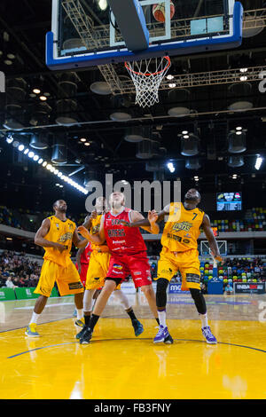 Londres, Royaume-Uni. 8 janvier 2016. Leicester's Gruis Trevor (50), et à Londres Les Lions' Joe Ikhinmwin (7). Demond Watt (21) et Alex Owumi (12) tous les regarder comme la balle vole vers le panier au cours de la London Lions contre Leicester Riders BBL Trophy match à l'Arena de cuivre dans le parc olympique. Leicester Riders win 71-50 Crédit : Imageplotter News et Sports/Alamy Live News Banque D'Images