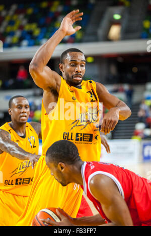 Londres, Royaume-Uni. 8 janvier 2016. Les Lions de Londres' Demond Watt (21) tente de bloquer une attaque de Leicester au cours de la London Lions contre Leicester Riders BBL Trophy match à l'Arena de cuivre dans le parc olympique. Leicester Riders win 71-50 Crédit : Imageplotter News et Sports/Alamy Live News Banque D'Images