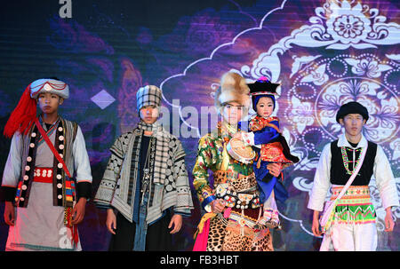 Kunming, province chinoise du Yunnan. 8 janvier, 2016. Présente les modèles de costumes des groupes ethniques au cours d'un spectacle de costumes traditionnels de groupes ethniques du Yunnan à Kunming, capitale du sud-ouest de la province chinoise du Yunnan, le 8 janvier 2016. © Chen Haining/Xinhua/Alamy Live News Banque D'Images