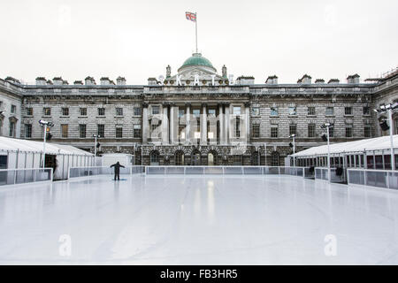 Somerset House Patinoire - les gens patiner dans la cour de Somerset House, Londres, Angleterre, Royaume-Uni Banque D'Images