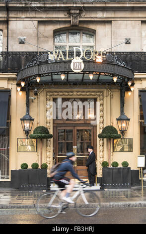 L'extérieur de la célèbre hôtel Waldorf sur Aldwych à Covent Garden dans le West End de Londres, au Royaume-Uni. Banque D'Images