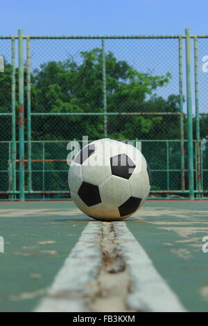 Balle sur la piscine en plein air cour futsal au cours de la journée Banque D'Images