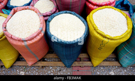 Le riz en sac pastel colorés au marché frais locaux à Luang Prabang, Laos Banque D'Images