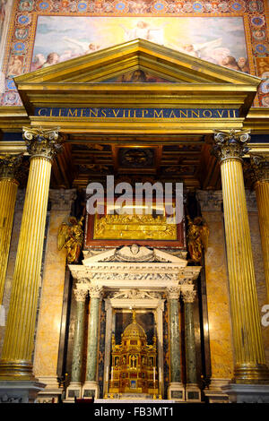 Autel du Latran Saint Sacrement à l'église Saint-Jean de Latran à Rome. Banque D'Images