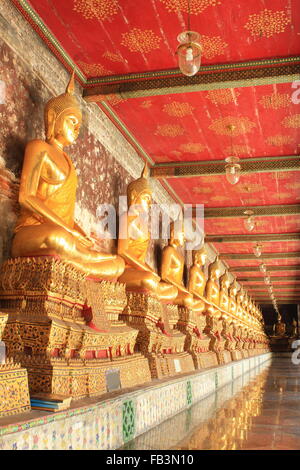 Statues de Bouddha en méditation temple bouddhique wat suthat, Bangkok, Thaïlande Banque D'Images