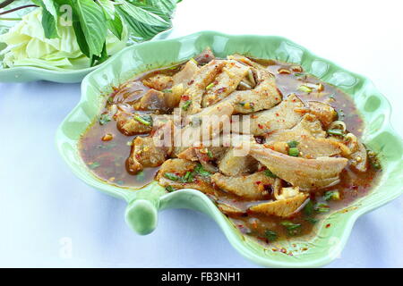 Salade de porc épicé thaïlandais qui a été très populaire en Thaïlande. Banque D'Images