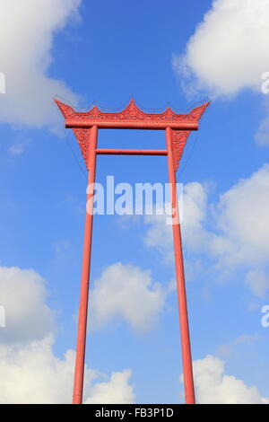 La balançoire géante (sao ching cha) sur le fond du ciel et nuages en Thaïlande Banque D'Images