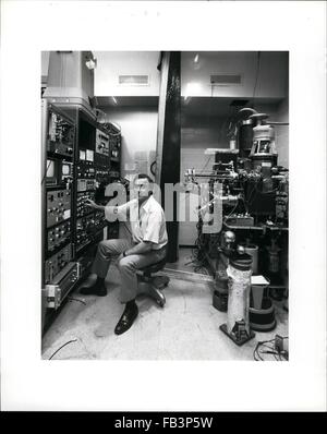 1968 - Albert C. Crewe Professeur au Département de physique et dans l'Enrico Fermi Institute, Université de Chicago, aux commandes de l'un de l'atomic-résolution numérisation microscope électronique à transmission. © Keystone Photos USA/ZUMAPRESS.com/Alamy Live News Banque D'Images