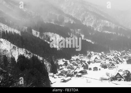 Gassho-zukuri maisons couvertes de neige dans la montagne, Shirakawa-go, préfecture de Gifu, Japon Banque D'Images