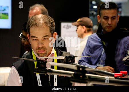 Las Vegas, Nevada, USA. Jan 7, 2016. Environ 165 000 professionnels de l'industrie se sont rendus à Las Vegas, Nevada la semaine du 6 au 9 janvier 2016 pour le Consumer Electronics Show. Credit : Craig Durling/ZUMA/Alamy Fil Live News Banque D'Images