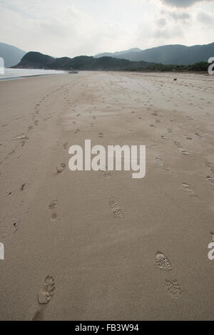 Empreintes sur vide Tai Long Wan (Big Wave Bay), plage de Sai Kung, Hong Kong Banque D'Images